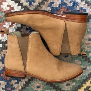 Nisolo Classic Chelsea Leather Boot in Sand
